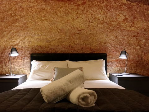 The Lookout Cave Underground Motel - Hobart Tourism 9