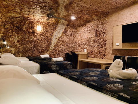 The Lookout Cave Underground Motel - Hobart Tourism 5