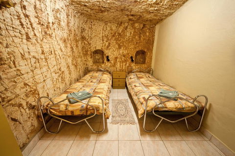 Radeka Downunder Underground Motel - Hobart Tourism 7