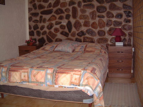 Radeka Downunder Underground Motel - Hobart Tourism 8