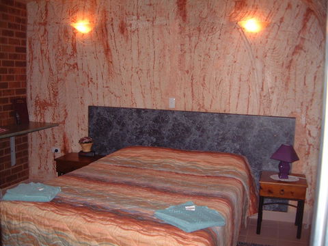 Radeka Downunder Underground Motel - Hobart Tourism 1