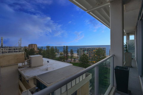 Glenelg Skyline Penthouse - Hobart Tourism 5