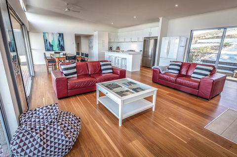 Middle River Beach House - East & West House - Hobart Tourism 11