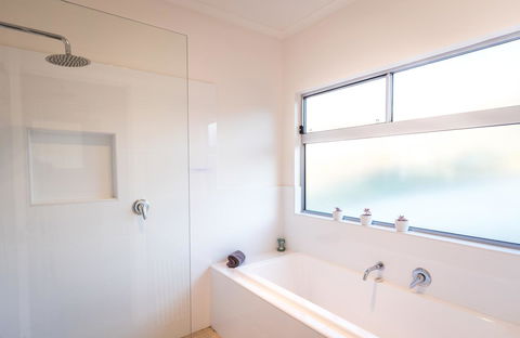 Middle River Beach House - East & West House - Hobart Tourism 15