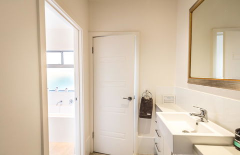 Middle River Beach House - East & West House - Hobart Tourism 16