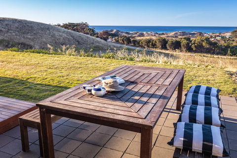 Middle River Beach House - East & West House - Hobart Tourism 1