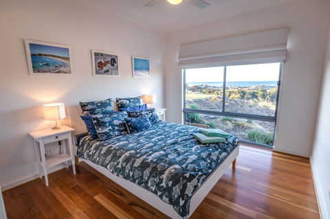 Middle River Beach House - East & West House - Hobart Tourism 12