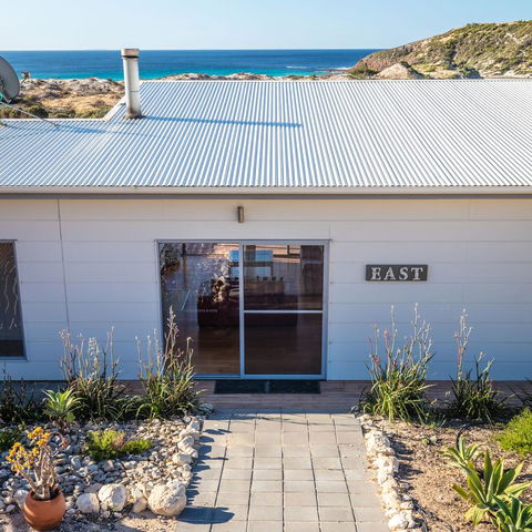 Middle River Beach House - East & West House - Hobart Tourism 2