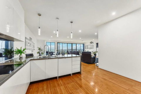 BENGALEE EXECUTIVE TOWNHOUSE- MODERN & STYLISH - Hobart Tourism 7
