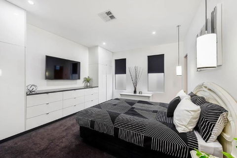 BENGALEE EXECUTIVE TOWNHOUSE- MODERN & STYLISH - Hobart Tourism 11