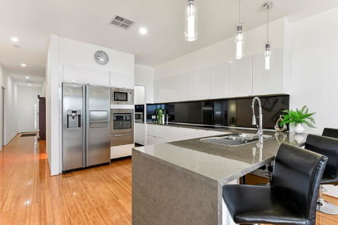 BENGALEE EXECUTIVE TOWNHOUSE- MODERN & STYLISH - Hobart Tourism 4