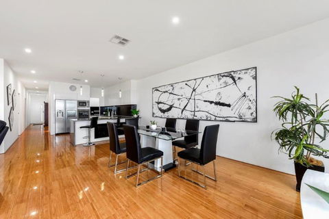 BENGALEE EXECUTIVE TOWNHOUSE- MODERN & STYLISH - Hobart Tourism 12