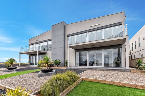 BENGALEE EXECUTIVE TOWNHOUSE- MODERN & STYLISH - Hobart Tourism 1