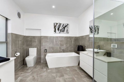 BENGALEE EXECUTIVE TOWNHOUSE- MODERN & STYLISH - Hobart Tourism 8