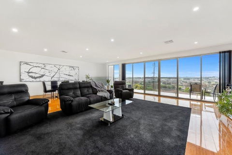 BENGALEE EXECUTIVE TOWNHOUSE- MODERN & STYLISH - Hobart Tourism 0