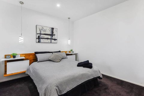 BENGALEE EXECUTIVE TOWNHOUSE- MODERN & STYLISH - Hobart Tourism 9
