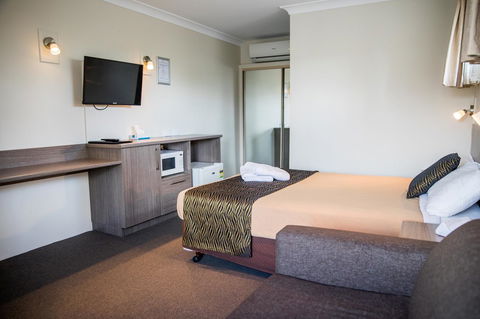 Lilac City Motor Inn & Steakhouse - Hobart Tourism 9