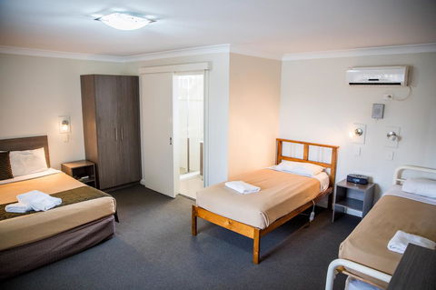 Lilac City Motor Inn & Steakhouse - Hobart Tourism 21
