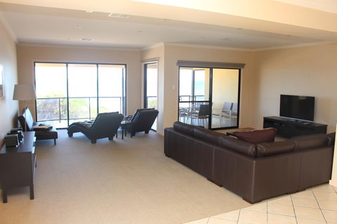 The Lighthouse - Beachfront Accommodation - Tourism TAS 2