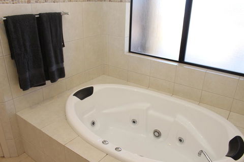 The Lighthouse - Beachfront Accommodation - Tourism TAS 4