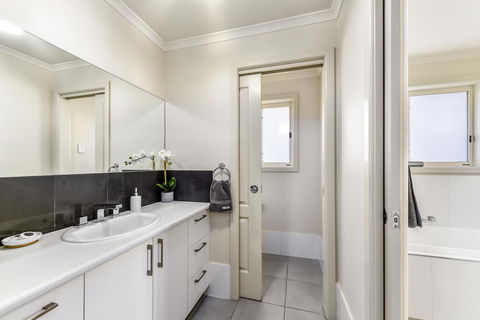 City Fringe Apartment B, Mount Gambier - Hobart Tourism 3