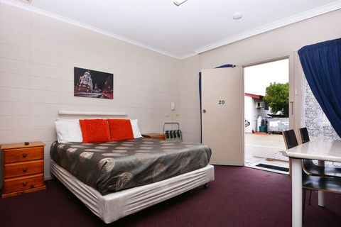 Motel Poinsettia - Hobart Tourism 3