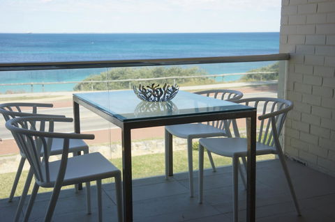 Cottesloe Beachfront Ocean View Apartment - Hobart Tourism 5