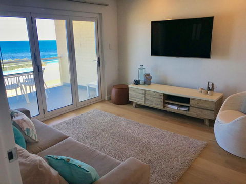 Cottesloe Beachfront Ocean View Apartment - Hobart Tourism 6