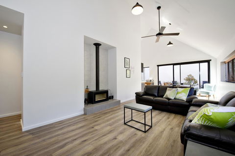 Margaret River Bungalow-1-street - Pet Friendly - Hobart Tourism 6