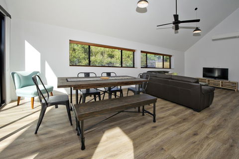 Margaret River Bungalow-1-street - Pet Friendly - Hobart Tourism 9