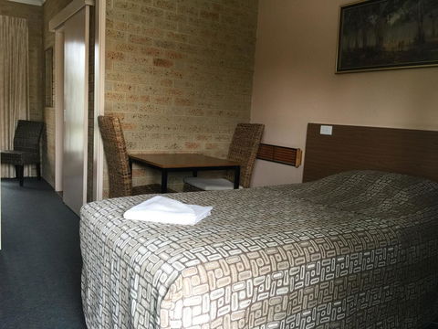 Mount Barker Valley Views Motel & Chalets, Western Australia - Hobart Tourism 8