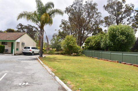 Mount Barker Valley Views Motel & Chalets, Western Australia - Hobart Tourism 21