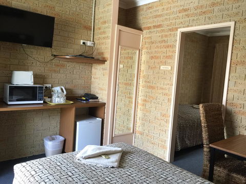Mount Barker Valley Views Motel & Chalets, Western Australia - Hobart Tourism 7