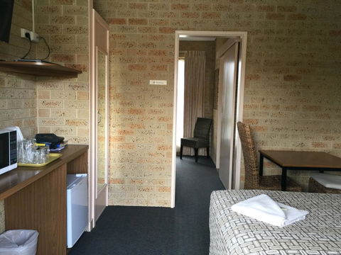 Mount Barker Valley Views Motel & Chalets, Western Australia - Hobart Tourism 9