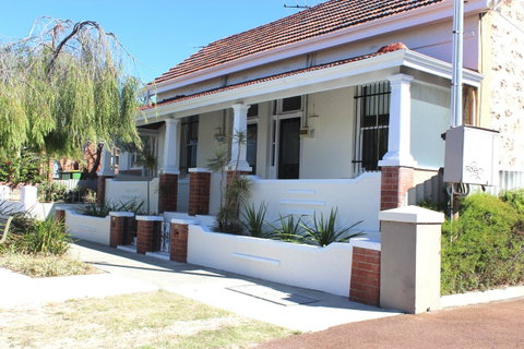 Captain\'s Heritage Cottage - Central Fremantle 2 Bedroom Historic Cottage - Tourism TAS 0