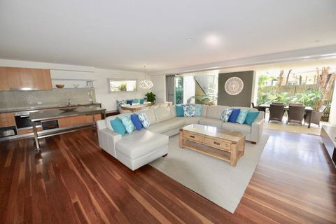 East On Byron - Tourism TAS 19
