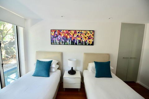 East On Byron - Tourism TAS 23