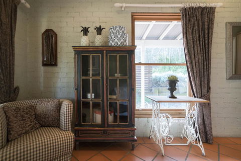 Thistle Hill Guesthouse - Walk To Many Wineries And Restaurants - Hobart Tourism 24