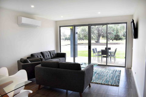 Comfort Suites Clubarham Golf Resort - Tourism TAS 14