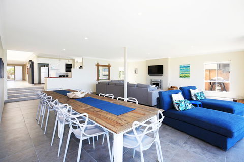 Neptune I Absolute Beachfront I Stunning Views - Hobart Tourism 5