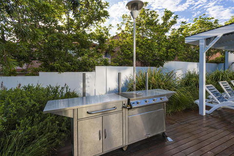 Oaks Nelson Bay Lure Suites - Hobart Tourism 7