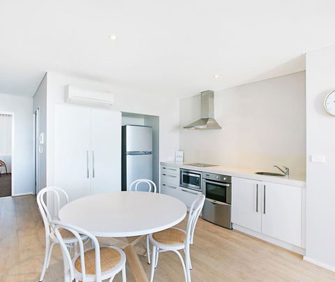 Oaks Nelson Bay Lure Suites - Hobart Tourism 1