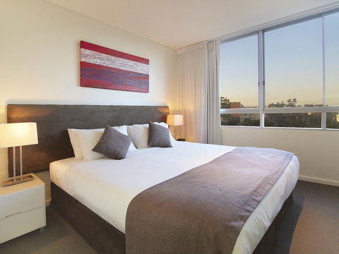 Oaks Nelson Bay Lure Suites - Hobart Tourism 13