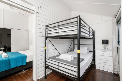 Club Byron Accommodation - Hobart Tourism 13