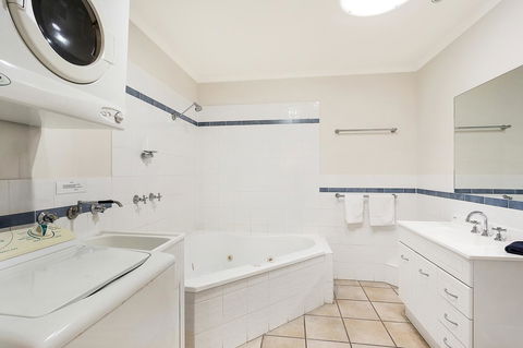 Sails Luxury Apartments Merimbula - Hobart Tourism 26