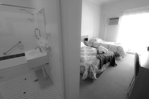 Rest Easy Motel - Tourism TAS 19