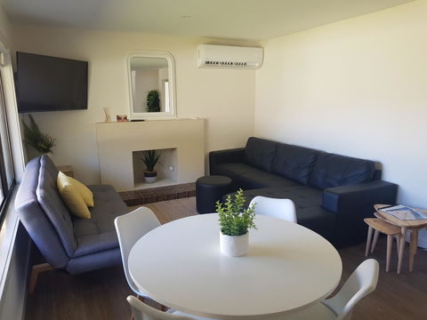Golden Hill Cottage - Hobart Tourism 9