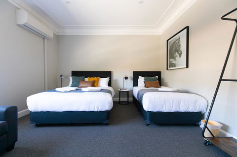 Horse And Jockey Hotel Homebush - Tourism TAS 16