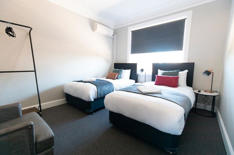 Horse And Jockey Hotel Homebush - Tourism TAS 7