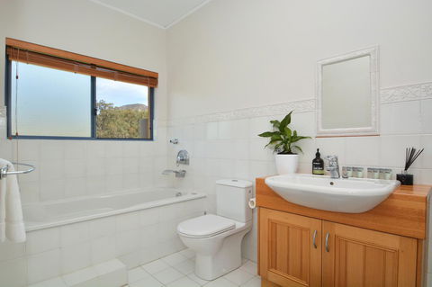 JE Guesthouse, Central To All The Hunter Valley Has To Offer - Hobart Tourism 23